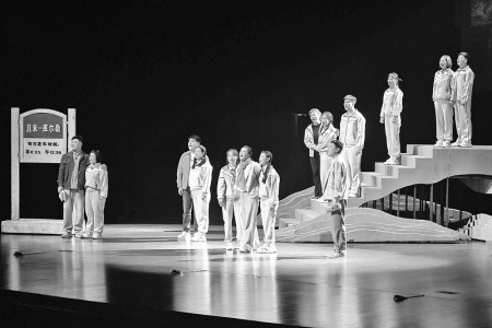 <br>          ■8月18日，承德话剧团创排的话剧《大漠日记》亮相第十二届河北省戏剧节开幕式。图为话剧《大漠日记》演出现场<br><br>        