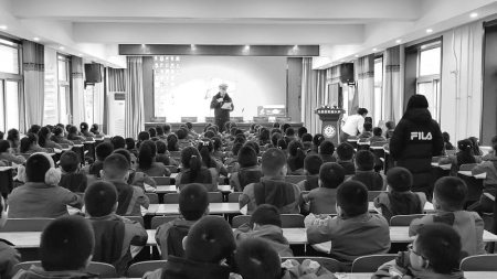 <br> ■无极民警走进辖区实验小学开展交通安全知识宣传<br><br>