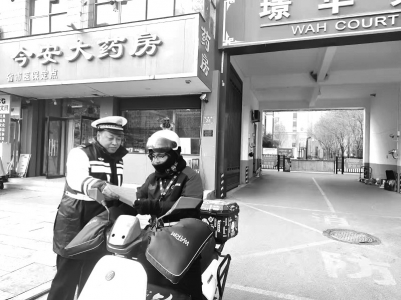 <br>          ■交警向群众普及交通安全知识<br><br>        