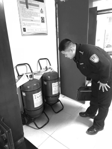 <br>          ■董雷在做安全检查<br><br>        